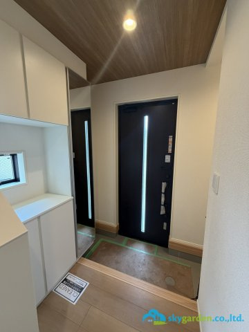 平塚市豊田宮下3期　新築戸建　全2棟1号棟の玄関