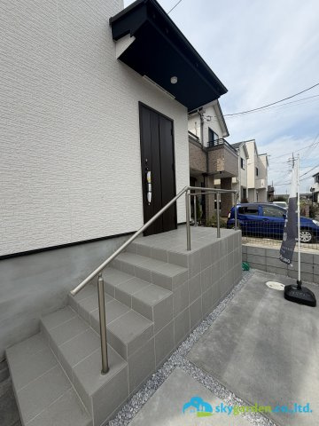 平塚市豊田宮下3期　新築戸建　全2棟1号棟の玄関