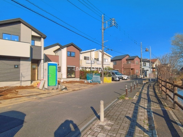 草加市青柳8丁目 新築分譲住宅 全2棟 1号棟の前面道路含む現地写真