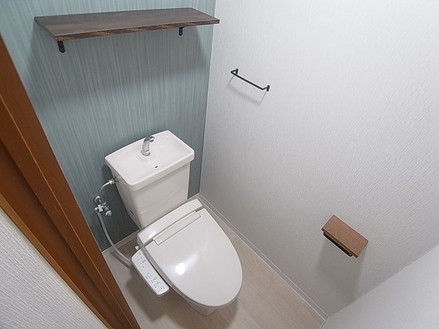 ソレイユパレスのトイレ|温水洗浄付きのトイレ、上部に棚も完備