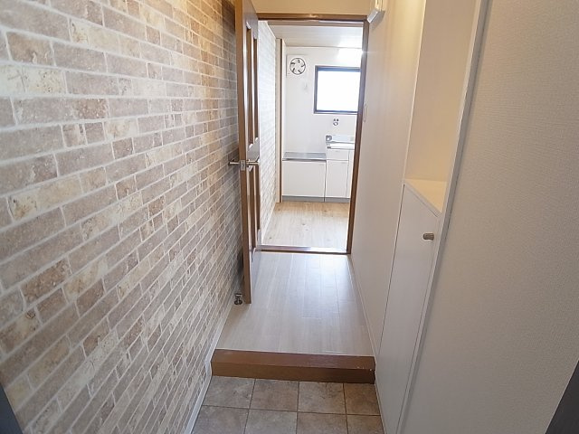 ソレイユパレスの玄関|玄関から奇麗、靴箱も有ります