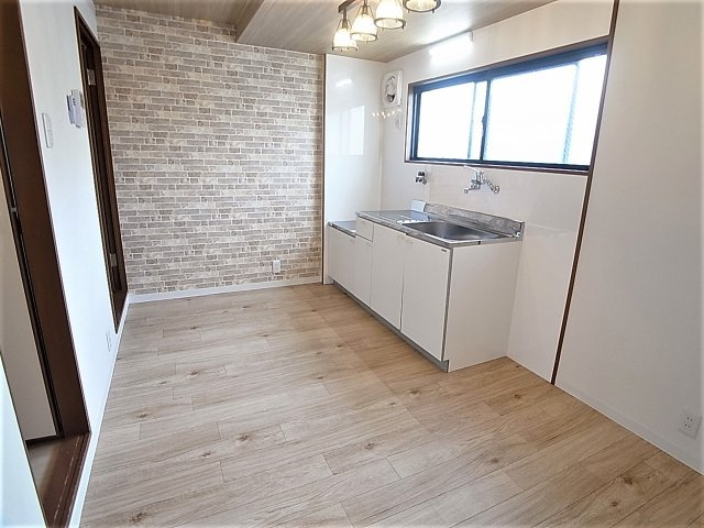 ソレイユパレスの居間・リビング|アクセントクロスがお洒落＾＾明るいダイニング