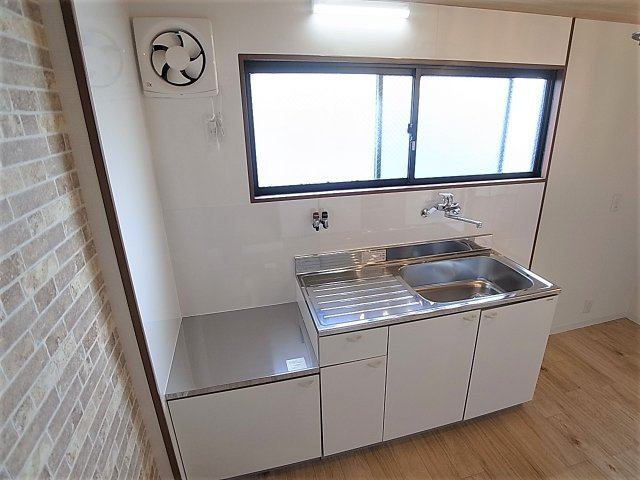 ソレイユパレスのキッチン|ガスコンロ設置可能な広めのキッチン、窓も完備してます