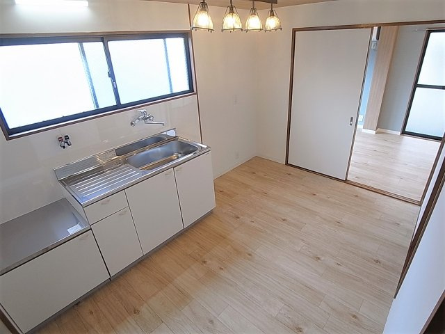 ソレイユパレスの居間・リビング|スポットライトがお洒落なダイニングキッチン