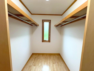 【収納】 | リスタイル御宿　中古戸建　御宿駅 | 大容量のウォークインクローゼット。
ご家族全員のお洋服、季節物の家電、趣味の道具など、すっきり片付けておくことができますね。
換気と採光がとれる小窓もついています。