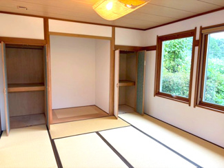 【和室】 | リスタイル御宿　中古戸建　御宿駅 | 8帖の和室は床の間もあり、のんびりくつろげる落ち着く空間です。
窓の外から庭を眺め、季節の移り変わりを楽しむことができます♪
押入れも3か所完備しています。