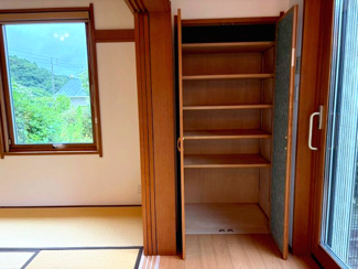 【収納】 | リスタイル御宿　中古戸建　御宿駅 | 和室には3か所押入れがあります。
収納がしやすく棚が設置されています。