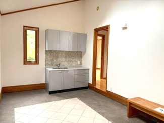 【玄関】 | リスタイル御宿　中古戸建　御宿駅 | 玄関にも洗面台が設置されています。帰宅してすぐ、うがい・手洗いができるので、部屋の中に菌を持ち込まず衛生面でも安心できますね。収納も充実しています。