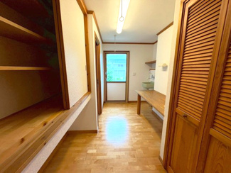 【その他】 | リスタイル御宿　中古戸建　御宿駅 | 奥に見える扉の向こうは、お庭へ出れるサンデッキがあります♪
左右に収納スペース、右の奥には手洗いボールが設置され、お庭から入ってきてすぐに、うがい、手洗いができます。