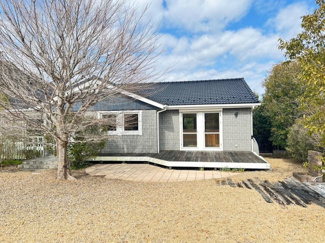 【外観】 | リスタイル御宿　中古戸建　御宿駅 | 樹々に囲まれた邸宅は、南西角地で陽当たり良好♪
豊かな自然に溢れ、毎朝窓を開けて、深呼吸するのが日課になりそうですね♪