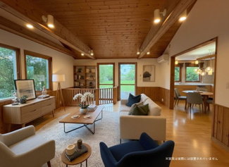 【居間・リビング】 | リスタイル御宿　中古戸建　御宿駅 | ※イメージが沸きやすいように家具を設置しました。
広々リビングは陽当たり良好でペットとの暮らしにも好適です♪
二つ並んだ窓からはサンデッキへ出ることができます。サークルは小さいお子様やペットのために。