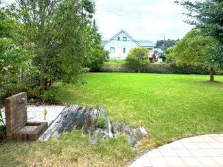 【庭】 | リスタイル御宿　中古戸建　御宿駅 | おしゃれな外水栓と、日当たりのよい広いお庭♪
バーベキューやドッグラン、お子様のプール遊びなど、次は何して遊ぼうか・・・毎日ワクワクしますね♪