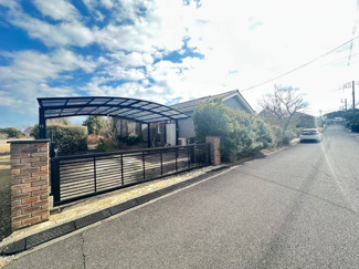 【前面道路含む現地写真】 | リスタイル御宿　中古戸建　御宿駅 | 街全体が高台に位置し、自然豊かな環境です。
時間がゆったりと流れ、心穏やかに毎日を過ごすことができます。
周辺交通量も少なく、閑静な住環境です。
海まで車で5分です♪