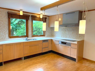 【キッチン】 | リスタイル御宿　中古戸建　御宿駅 | まるで海外のようなおしゃれな壁付キッチン♪
広いワークトップは家族でキッチンに立つことができ、使い勝手も良好です。
窓の外は、サンデッキの先の広いお庭を見渡すことができます。