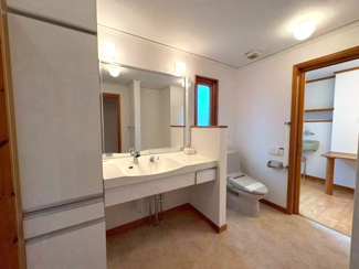 【独立洗面台】 | リスタイル御宿　中古戸建　御宿駅 | 家族の身支度の時間が重なっても、余裕のあるスペースと大きな鏡はたいへん便利♪