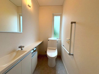 【トイレ】 | リスタイル御宿　中古戸建　御宿駅 | トイレも十分な広さがあり、手すりも付いてバリアフリー対策はバッチリです。
個室内に手洗いボールもあるので便利ですね。