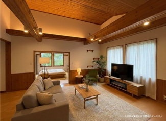 【和室】 | リスタイル御宿　中古戸建　御宿駅 | ※イメージが沸きやすいよう家具を設置しました。
奥の畳のお部屋はベッドルームにも好適です。
大きな窓から朝陽を浴びて、気持ちよく一日のスタートを切ることができそう♪