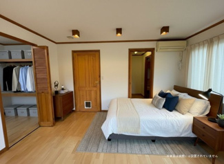 【洋室】 | リスタイル御宿　中古戸建　御宿駅 | ※イメージが沸きやすいよう家具を設置しました。
主寝室としてもぴったりな洋室。
大容量のウォークインクローゼットが２か所あります。
ドアにはペットのための出入り口があります。