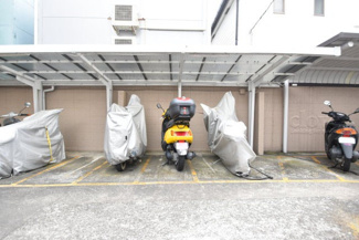 【駐車場】 | バイク置き場。空き区画の有無や駐輪料金、サイズおよび排気量規定などについては、改めてお問い合わせください。～即日のご見学可能～　お問合せはお気軽にどうぞ。
