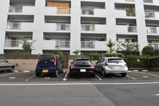 【駐車場】 | マンションの駐車場スペース。空きの有無や駐車料金、サイズ規定などについては、改めてお問い合わせください。～即日のご見学可能～　お問合せはお気軽にどうぞ。
