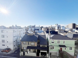 【展望】 | 眼前に広がる空の雄大さと、このお部屋の自慢の一つである「眺望」をご覧ください。毎日、この景色を独り占めできる新生活に夢が広がります。～即日のご見学可能～　お問合せはお気軽にどうぞ。