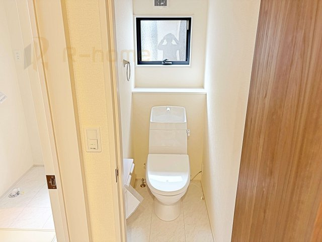 石岡市府中2期　新築戸建て　1号棟のトイレ|小窓が付いた明るいトイレ♪
温水洗浄便座付きです。