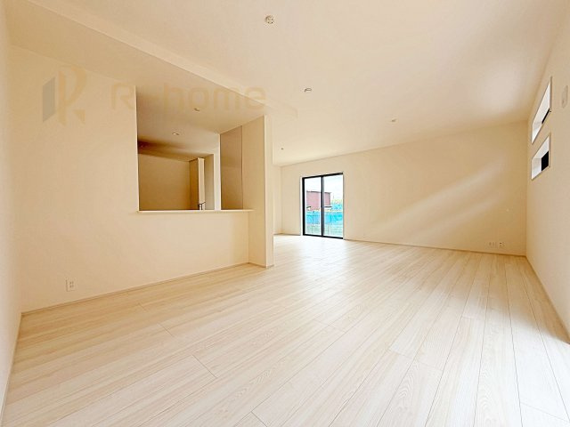 石岡市府中2期　新築戸建て　1号棟の居間・リビング|広々とした余裕のあるリビングです♪大きな窓からは自然光が届きます。