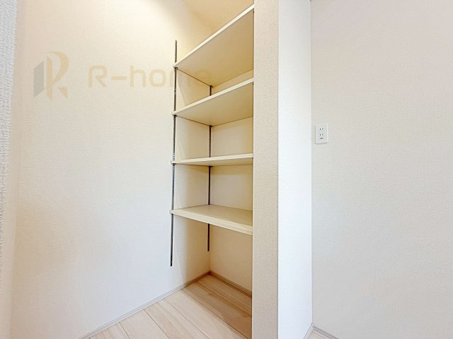 石岡市府中2期　新築戸建て　1号棟の収納|キッチン横に便利な可動棚！調理器具などをスッキリ収納できて、キッチンを広く使えます♪