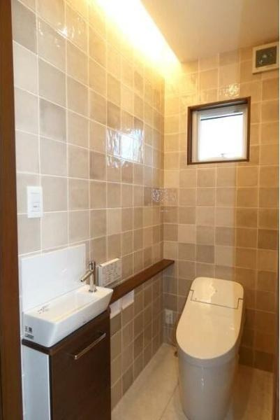 HT久原4号地のトイレ|タイル張りの壁がアクセントとなった空間です。手洗い器付で利便性があります。窓があり明るさにも配慮されています。清潔感を感じるレイアウトです。限られたスペースを有効に活用しています。