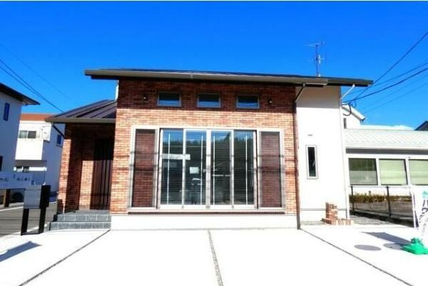 HT久原4号地のその他|レンガ調の外観が特徴的な建物です。広々とした前面スペースがあり日当たりの良さが感じられます。モダンなデザインですっきりとした印象です。周囲に圧迫感のない開放的な立地となっています。