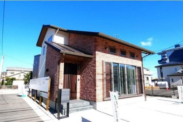 HT久原4号地の外観|存在感のあるレンガ調の外観が特徴的です。大きな窓からたっぷりと光が入り明るい印象です。落ち着いた雰囲気の中に個性が光る外観です。