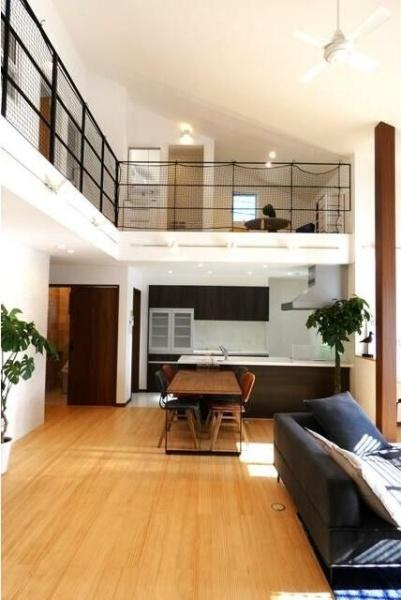 HT久原4号地の居間・リビング|吹き抜けの天井が開放感を演出しています。自然光がたっぷり差し込む明るいリビングです。木目調のフローリングが落ち着いた雰囲気を感じさせます。