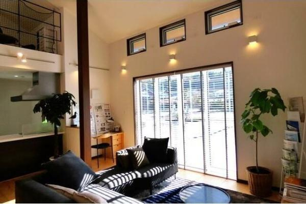 HT久原4号地の居間・リビング|リビングは大きな窓から光が差し込み開放感が広がります。天井が高くゆとりを感じる設計になっています。明るさと落ち着きの両方を感じられます。