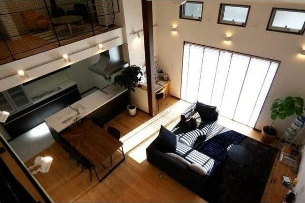 HT久原4号地の居間・リビング|開放感溢れる吹き抜けが特徴のリビングです。大きな窓から自然光がたっぷりと差し込んでいます。ゆとりのある空間で家具のレイアウトも自由に楽しめます。モダンなデザインで落ち着いた雰囲気のリビングです。