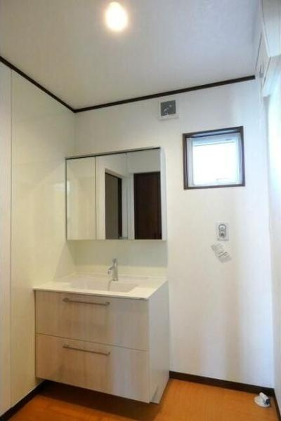 HT久原4号地の独立洗面台|清潔感のある洗面台が設置されています。壁付けのミラーキャビネットで収納も確保できます。コンパクトな設計でスペースを有効活用できます。換気窓があり明るさと風通しも配慮されています。