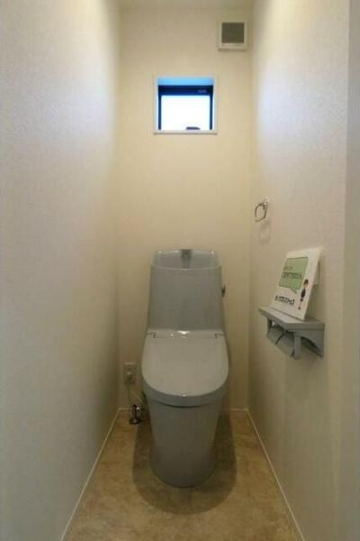 HT久原2号地のトイレ|清潔感のあるトイレ空間です。小窓が設けられており換気もしやすくなっています。床や壁もシンプルなデザインでどなたにも使いやすい仕様です。ペーパーホルダーもあり使い勝手に配慮されています。