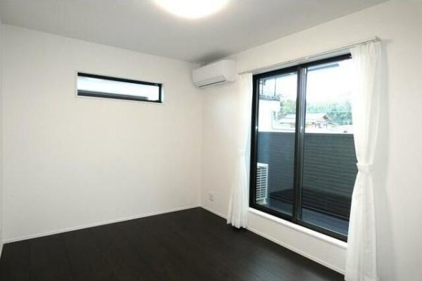 HT久原2号地の洋室|窓からの採光があり明るい印象の洋室です。エアコンが設置されており季節問わず快適に過ごせます。シンプルな内装で家具の配置がしやすい空間です。落ち着いた色合いのフローリングが特徴です。