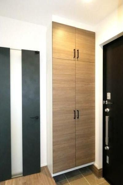 HT久原2号地の玄関|玄関にはシンプルなデザインのシューズボックスが設置されております。収納が豊富で空間がすっきりとしています。床と扉のカラーが調和した印象です。明るさも確保され清潔な雰囲気が広がっています。