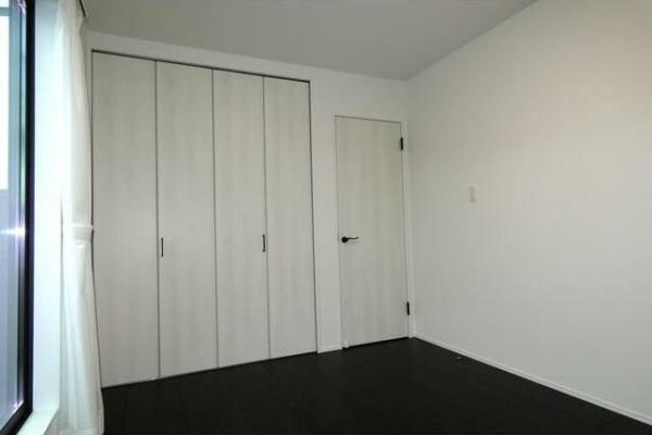 HT久原2号地の収納|壁面に配置された収納が空間を広く見せる工夫となっています。シンプルなデザインでお部屋の雰囲気にも合わせやすい仕様です。白を基調とした扉が室内を明るく演出します。