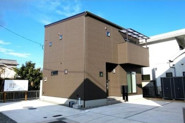 HT久原2号地の外観|シンプルかつモダンな外観が特徴の住まいです。角張ったフォルムが洗練された印象を与えます。バルコニー付きで日当たりの良さも期待できます。周囲との距離感がしっかりと確保されています。