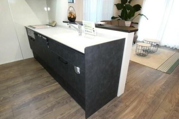 HT久原2号地のキッチン|スタイリッシュなデザインのキッチンです。広々としたカウンターが特徴です。清潔感ある空間でお手入れもしやすい仕様です。隣接したリビングとつながりやすいレイアウトです。収納スペースも充実しています。