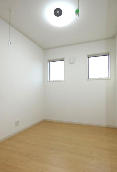 HT久原1号地の洋室|明るい室内とナチュラルなフローリングが特徴の洋室です。二面採光で日差しがしっかり入ります。シンプルな設計なのでレイアウトの自由度もあります。清潔感のある白を基調とした空間です。