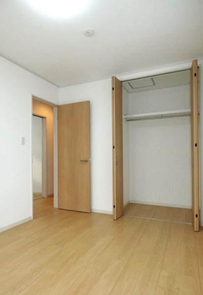 HT久原1号地の洋室|明るいフローリングが特徴の洋室です。収納スペースも十分に確保されています。清潔感のあるシンプルな内装が印象的です。扉や建具の色合いも統一感があります。