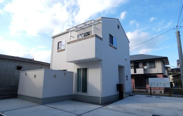 HT久原1号地の外観|シンプルなデザインが印象的な外観です。建物全体が明るく清潔感のある色合いが特徴です。周囲とのバランスも良く落ち着いた雰囲気が感じられます。駐車スペースもゆったりと確保されています。