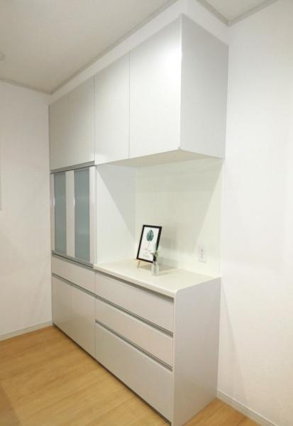 HT久原1号地のキッチン|シンプルなデザインが印象的なキッチンスペースです。収納が豊富に備えられているので整理整頓がしやすいです。落ち着いた色合いが空間に統一感をもたらしています。壁面を有効活用した配置が特徴です。