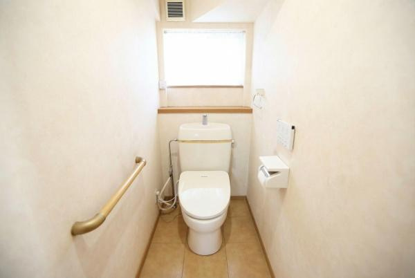 城東町　戸建てのトイレ|明るい窓が設けられており換気しやすいトイレです。手すり付きで安心感があります。コンパクトな空間が効率的にまとまっています。