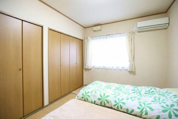 城東町　戸建ての和室|大きな窓から光が差し込む明るい和室です。壁面収納が充実しており整頓がしやすい造りです。機能的なクローゼットが便利です。