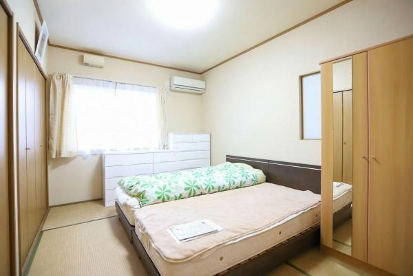 城東町　戸建ての和室|シンプルな和室は落ち着いた雰囲気が広がります。窓からの採光も良く明るさが感じられます。収納スペースも十分に確保され暮らしやすさを感じられる空間です。