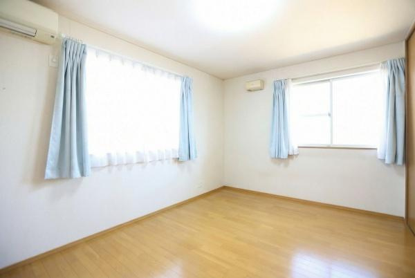 城東町　戸建ての洋室|二面採光で明るい洋室です。すっきりとした白い壁とナチュラルなフローリングが広がりを感じさせます。エアコンが設置されており快適に過ごせます。収納スペースも備わっています。