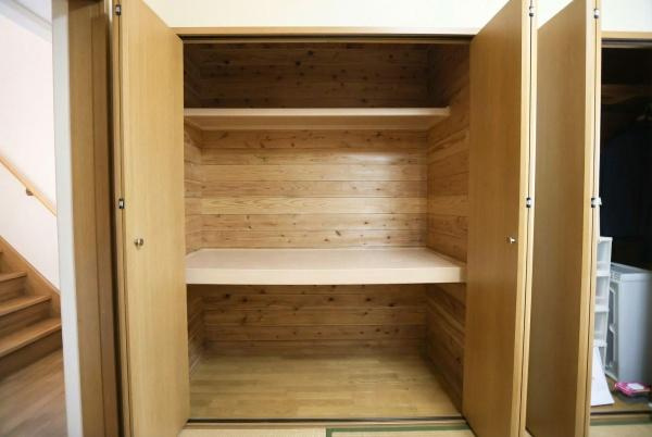 城東町　戸建ての収納|奥行きのある収納スペースで整理整頓がしやすい設計です。幅広い荷物や日用品の収納に役立つ構造となっています。木目の温かみが感じられ機能的な内部棚もポイントです。扉の開閉もスムーズな仕様です。